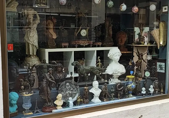 Devanture de la brocante d’antiquités dans une rue pavée de Metz